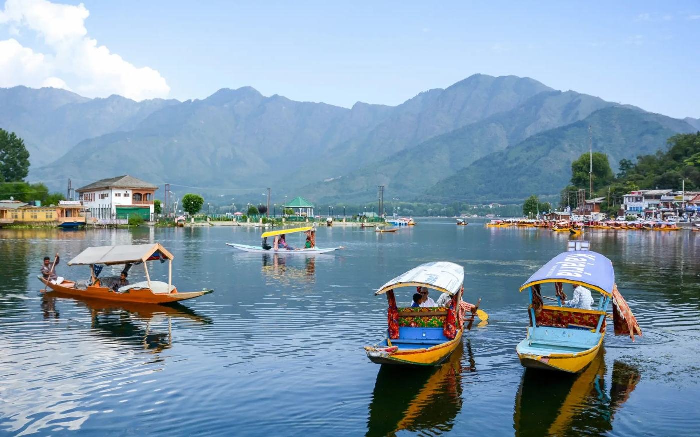 Shikaras on dal lake — Kashmir Short Escape