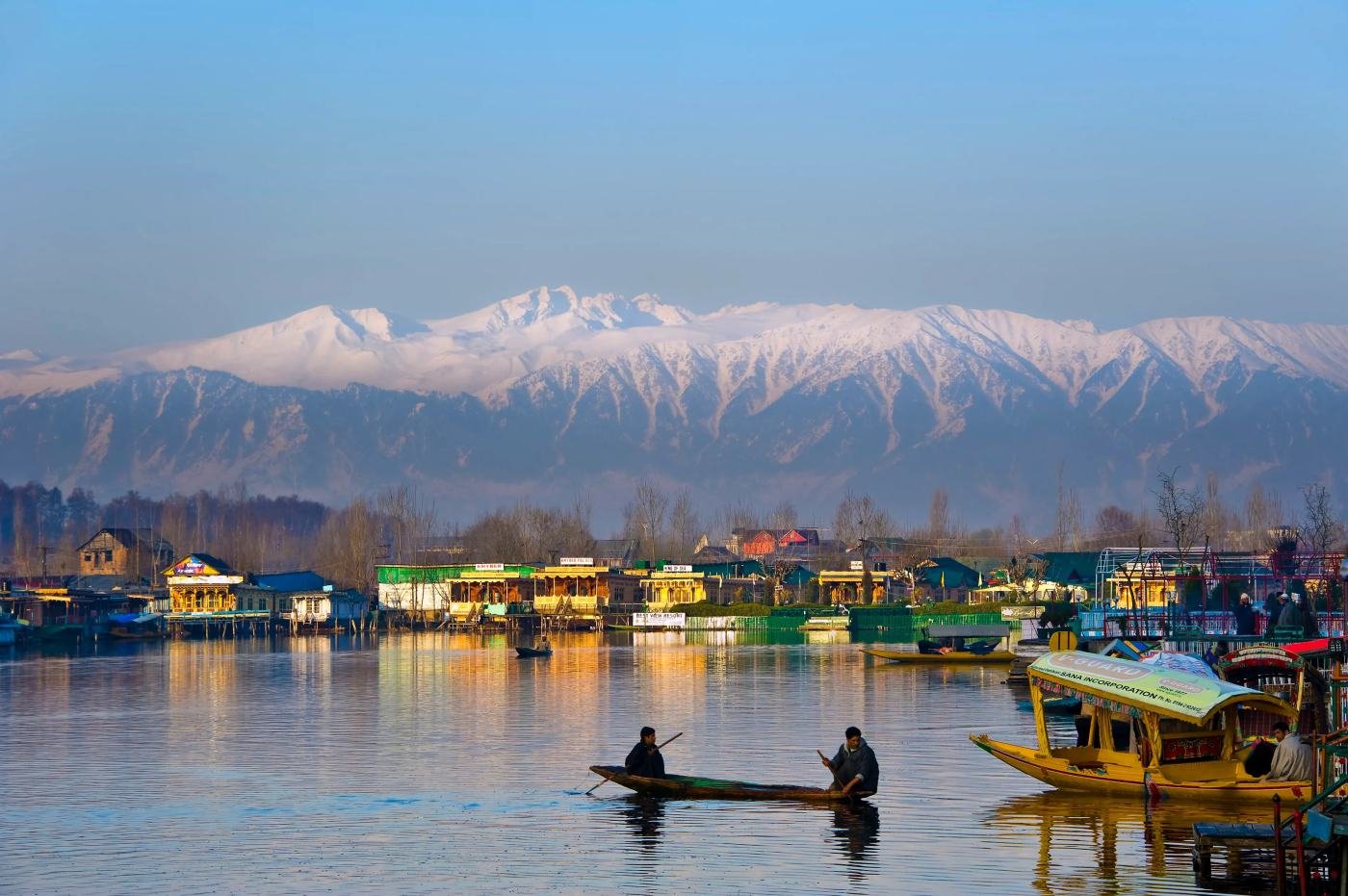 Dal lake and snow peaks — Kashmir Short Escape