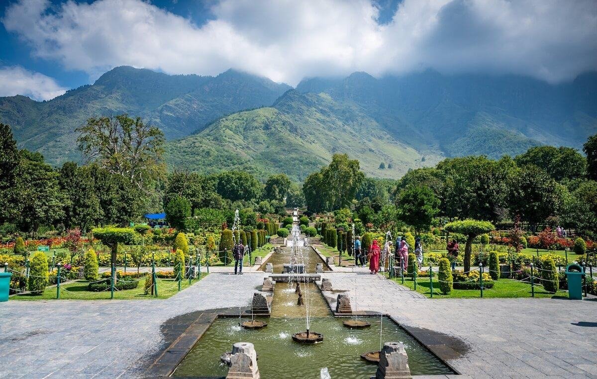 Mughal garden fountains — Kashmir Valley Highlights
