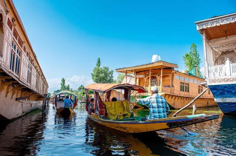 Houseboat and shikara dal lake — Classic Kashmir Tour