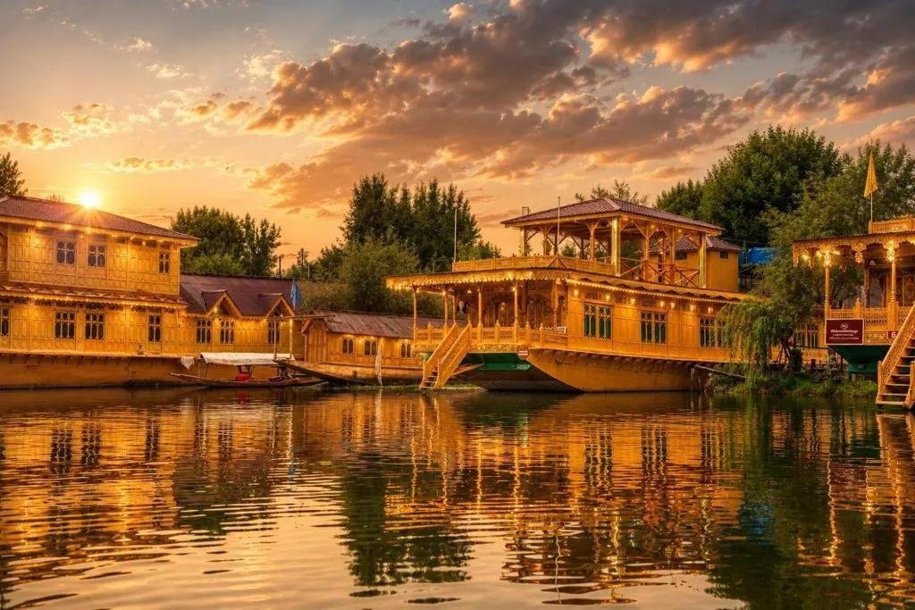 Houseboats at sunset dal lake — Classic Kashmir Tour