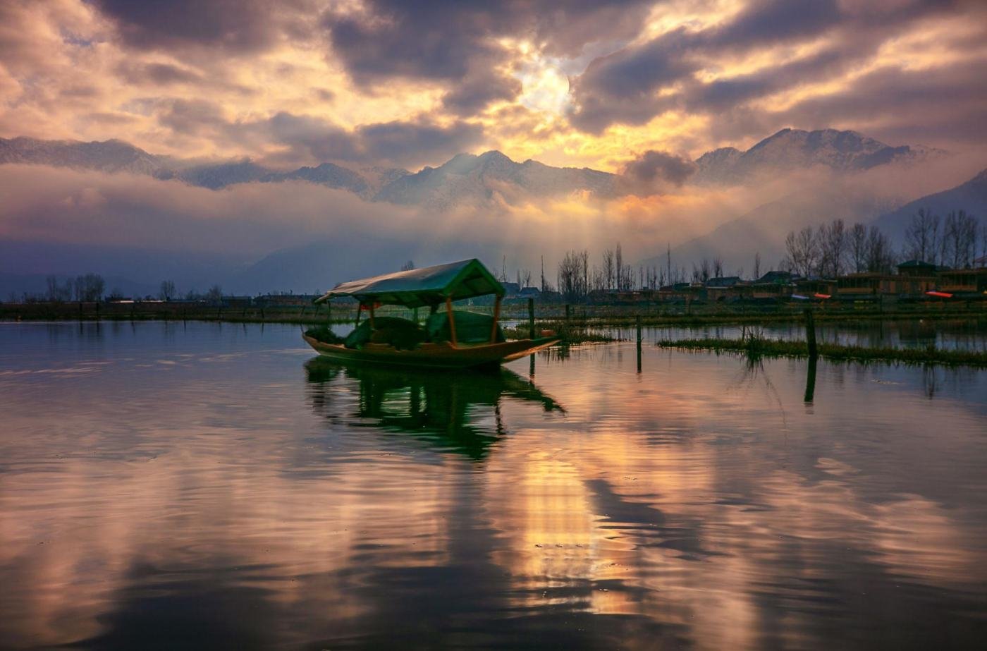 Dal lake at sunset — Kashmir Deluxe & Houseboat