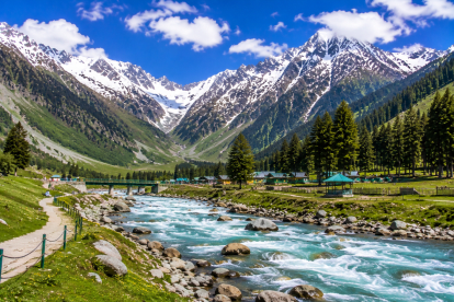 Thajiwas glacier and peaks at Sonmarg