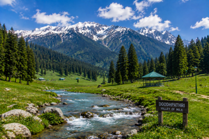 Green meadows and stream at Doodhpathri