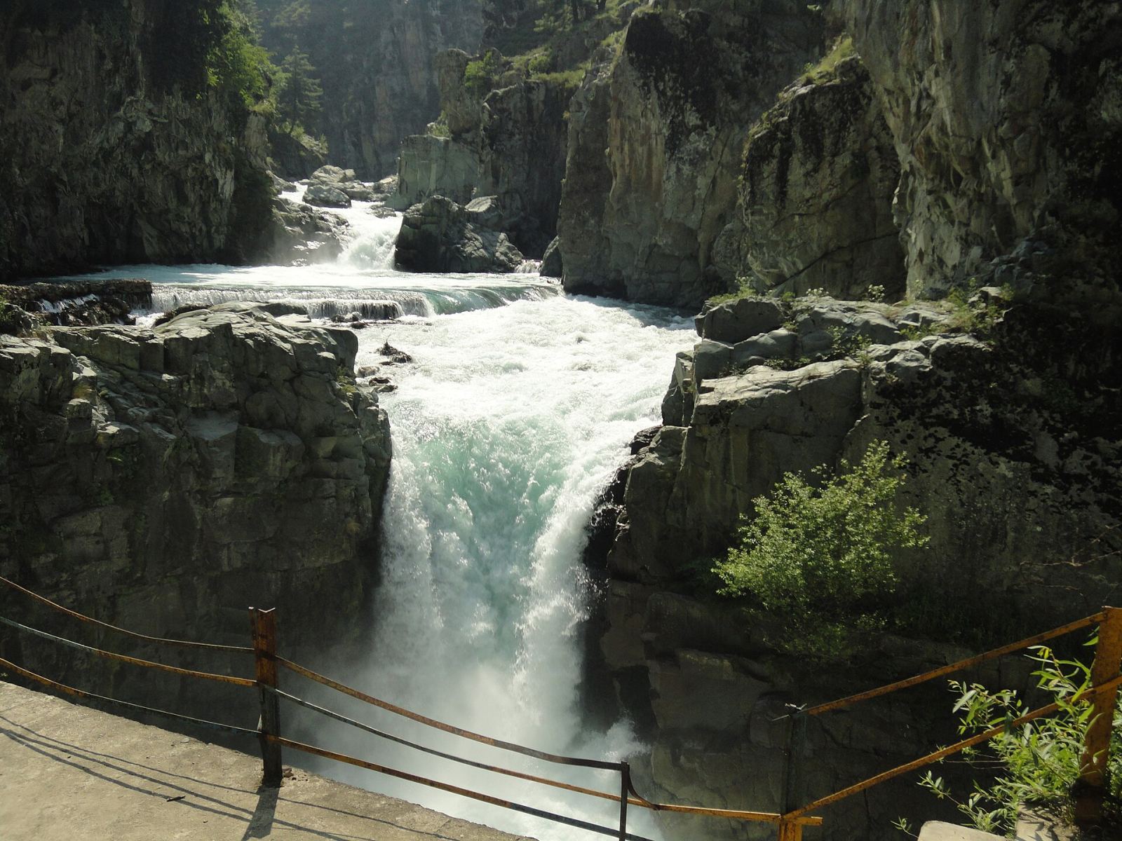 Aharbal waterfall on the Veshaw river